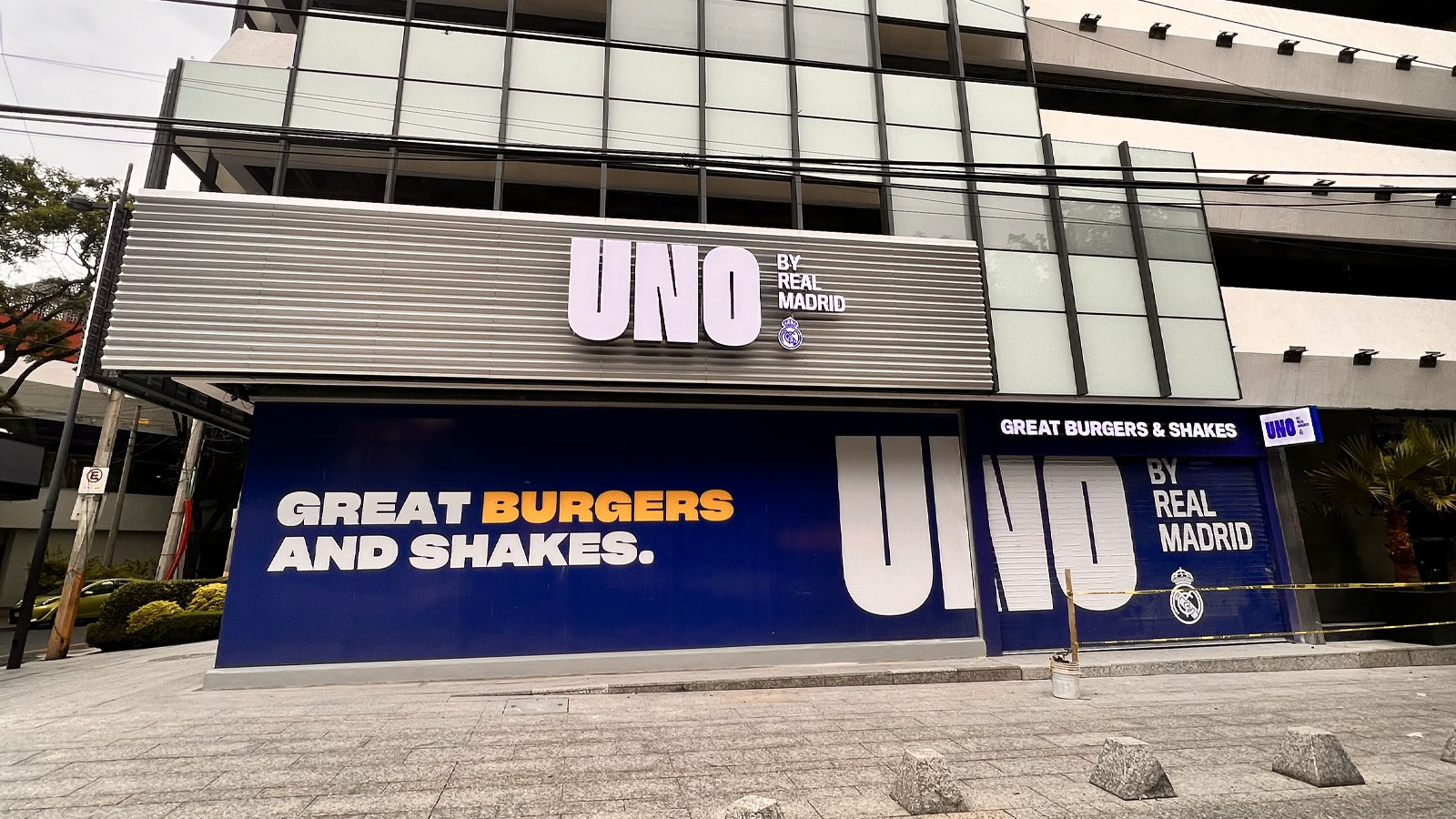 Anuncio exterior con impresión digital resistente al clima